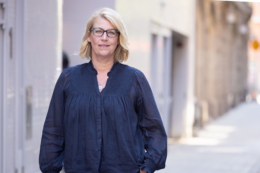 Porträttbild på Katarina Wilson i marinblå blus.