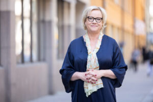 Porträttbild av Lisa Oldmark med flätade fingrar.