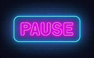 Texten "pause" i neon.