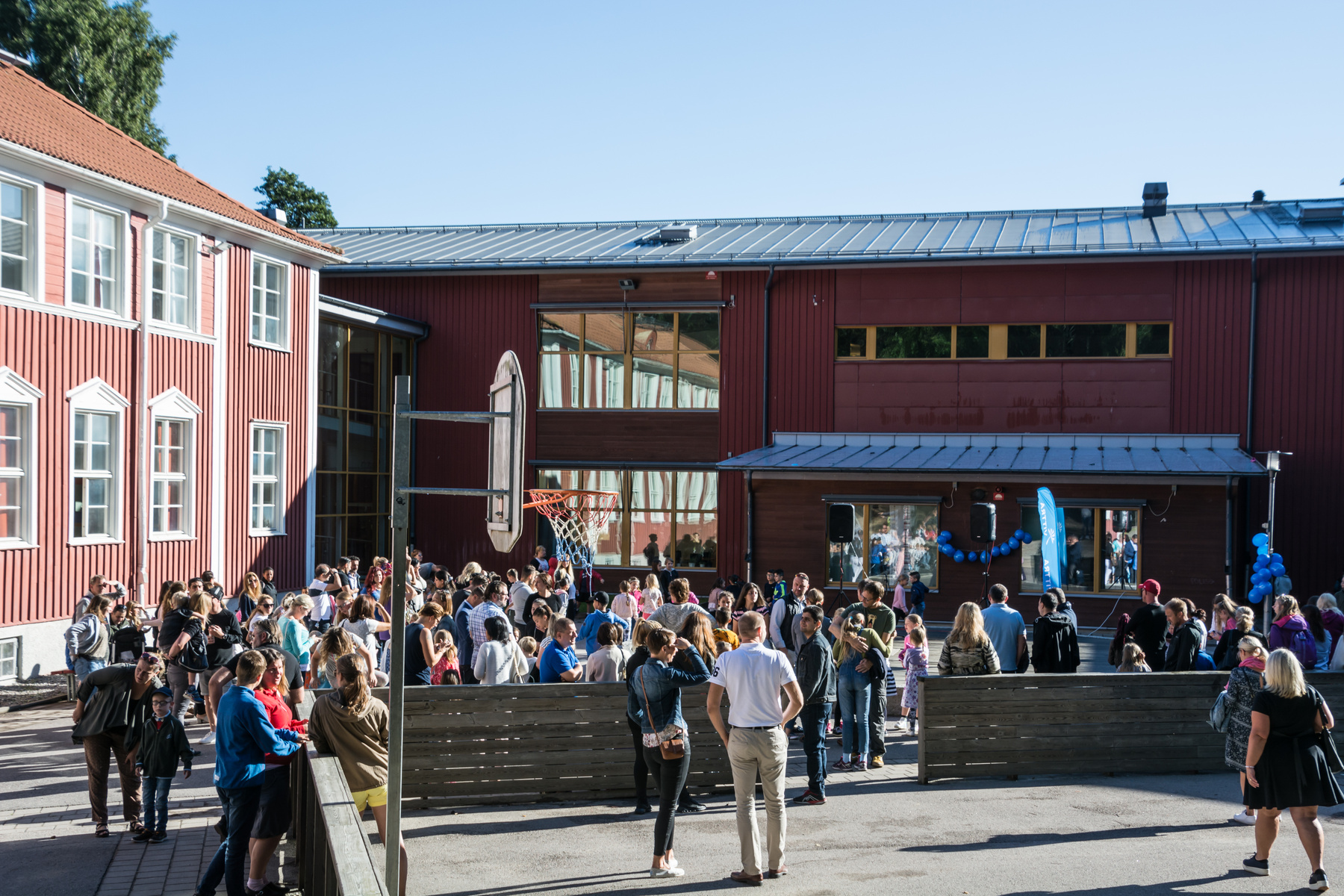 Skolgård med många elever som firar