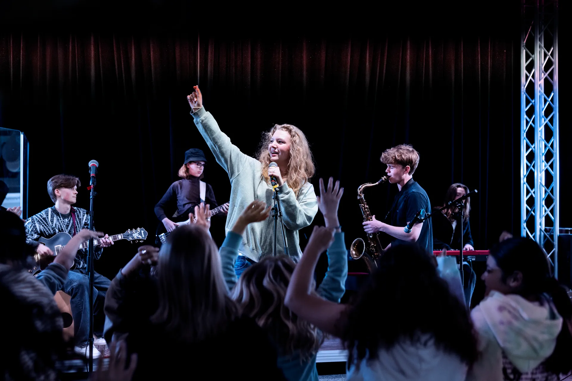 En grupp människor som står på toppen av en scen.